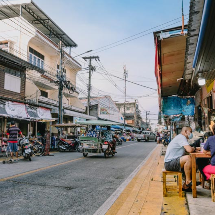 ตลาดบ้านเพ